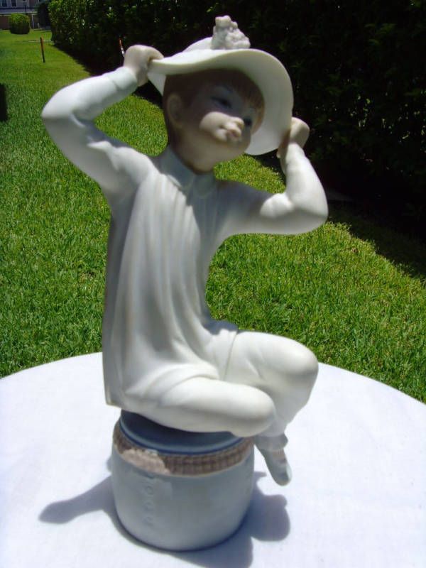 LLADRO GIRL W/BONNET #1147 RETIRED MATTE MINT VALU $440  