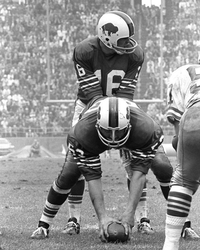 DENNIS SHAW photo in action Buffalo Bills (c)  