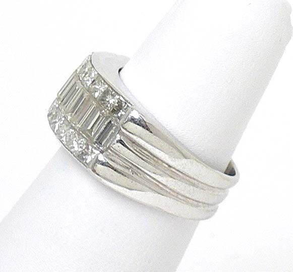 BREATHTAKING 18K W GOLD DIAMONDS STYLISH BAND RING  