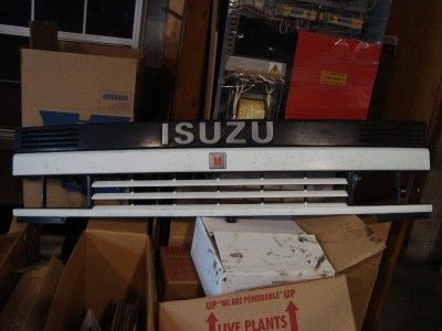 ISUZU FTR GRILL 94 AND OLDER MODELS * GRILL IS IN GOOD CONDITION   NO 