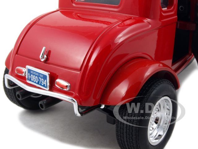 1932 FORD COUPE RED 118 DIECAST MODEL CAR  