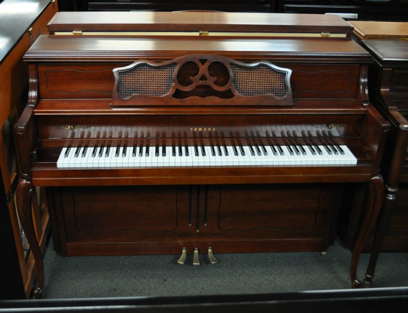 YAMAHA CONSOLE PIANO  